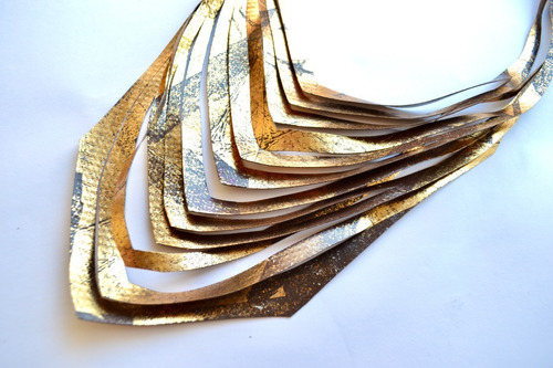 Imagen 3 de 4 de Collar Ondas Geometrico En Tonos Marron Y Dorado