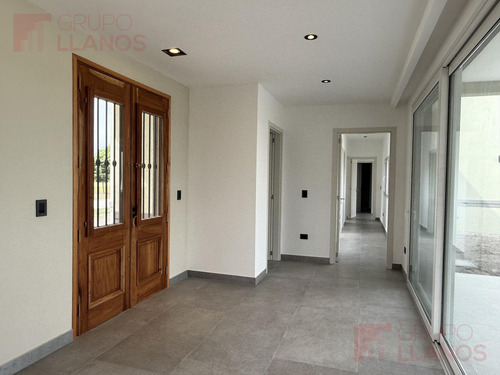 Venta De Casa 5 Ambientes En Everlinks, Lujan, Con Pileta Apta Crédito
