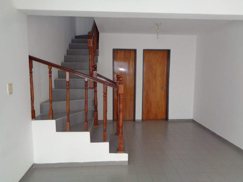 Barrio Alta Córdoba - Casa De 2 Dormitorios, Amplia Y Luminosa Con Cochera Cubierta, Cocina Comedor, 2 Baños Y Patio Con Césped
