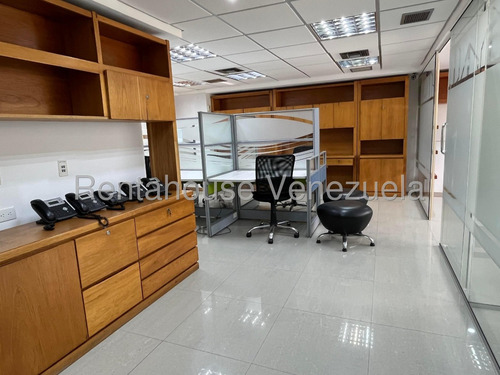 Oficina Centro En Venta En Los Dos Caminos. Cecilia Gutierrez. 25-18382