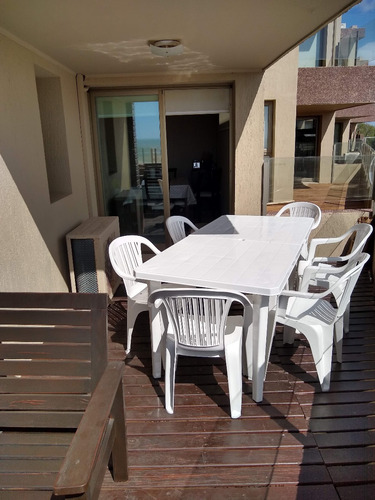 Imagen 3 de 24 de Departamento De 3 Dormitorios En Complejo Sobre La Playa, Con Vista A La Playa, Pileta Y Servicios De Playa En Temporada