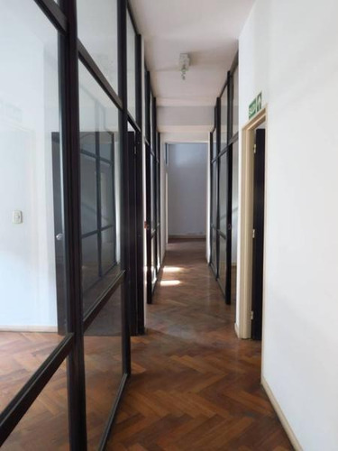Imagen 11 de 20 de Edificio De Oficinas Entre Medianeras De Arquitectura Clasica