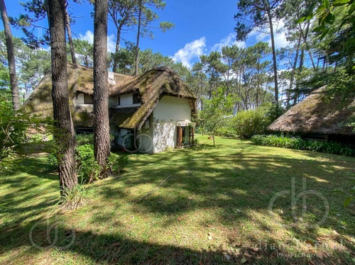 Cabaña De 3 Dormitorios Y Parrillero Techado En Pinares, Punta Del Este.- Ref: 1762