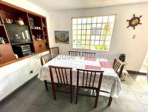 Amplia Y Cómoda Casa En Venta Al Oeste De La Ciudad, Posee Gran Distribución Interna Para El Disfrute De Tu Familia