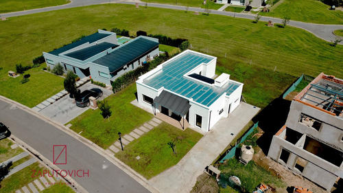 Casa En Venta En Barrio Cerrado Arenas Chico, Mar Del Plata.