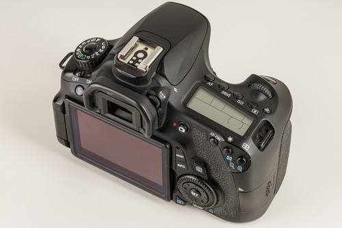 Canon Eos 60d + Grip + Accesorios Negro (Usado)