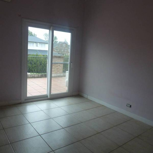Pilar Del Este, Bªlos Jazmines, Casa En Venta, Excelente Ubicación Con Frente Al Parque Central, 5 Dormitorios