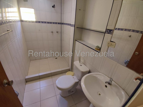 Julio Latouche 25-21122 Townhouse En Venta Naguanagua, Amplio Y Hermoso, Cocina Tipo Americana Con Desayunador, Patio Y Parrillera, Conjunto Tranquilo Y Cerrado Con Vigilancia, Pozo De Agua.