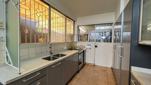 Encantadora Casa Con Diseño Clásico Y Vista Al Mar En Viña