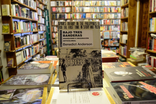 Bajo Tres Banderas. Benedict Anderson.