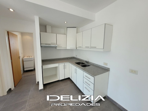 Venta De Departamento Con Patio Y Cochera En Castelar Norte