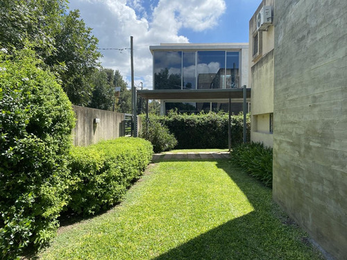 Casa De 3 Dormitorios En Venta Con Parrillero -aldea Fisherton