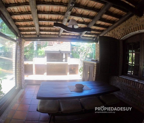 Muy Lindo Chalet De Tres Dormitorios-ref:873