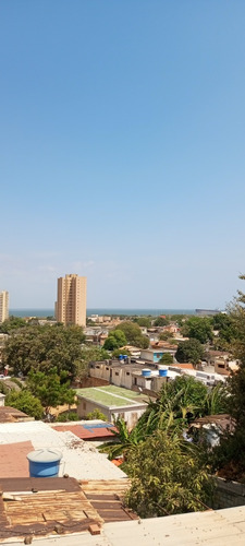 Casa De Tres Pisos En Venta, En Av El Milagro Con Av 5 De Ju