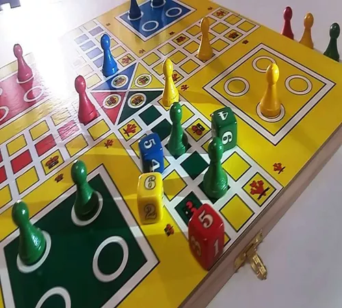 A Família Está Jogando O Jogo De Ludo No Telefone Imagem Do Jogo De Mesa De  Ludo Imagem de Stock Editorial - Imagem de jogo, jogos: 127188044