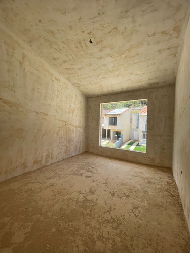 Town House En Venta Res. Cumbres De La Esmeralda. 10 Mese De Financiamiento. Gerardo