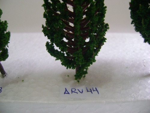 Nico 10 Pinos De 8,5 Cms Alto Plastico Y Esponja H0 (arv 44)