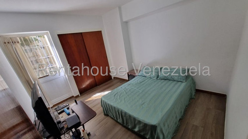 Apartamento En Venta En La Urbina Totalmente Remodelado En Calle Cerrada 25-13323 Jc