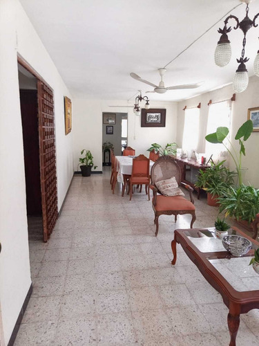 Casa De 9 Dormitorios, En Venta, Sobre La Avenida Alemán