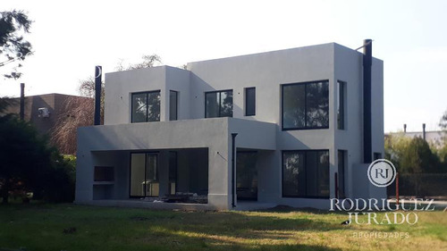 Excelente Casa Sobre Lote Interno En El Barrio Santa Catalina