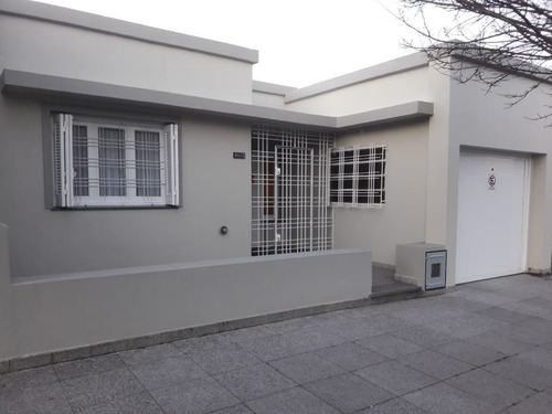 Casa Estilo Americana De 5 Ambientes. Garage Y Quincho. Zona San Juan