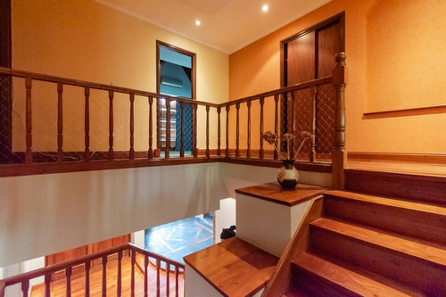 Imponente Casa Con Gran Parque En La Lucila, Zona Con Los Mejores Colegios.