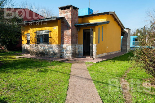 Imagen 1 de 18 de Venta De Casa Tipo Quinta Con Pileta En Amplio Terreno En Trujui - Moreno
