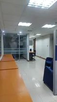 Comprar Oficina De 198 Mts En El Centro Lido De Caracas (el Rosal), Con 6 Oficinas Gerenciales, Areas De Conferencias, Recepcion, 15 Puestos De Trabajo