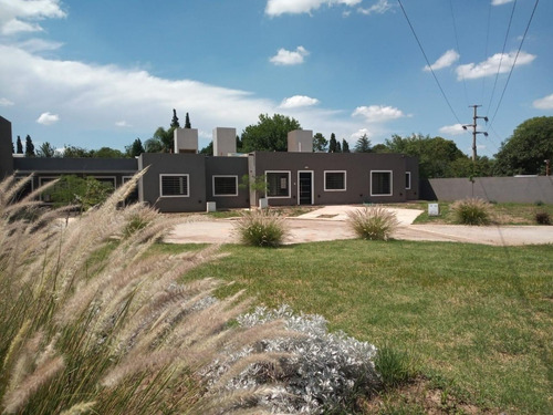 Alquilo Casas En Una Planta En Housing, Zona Sur. 3 Dormit Y 2 Baños Y 2 Dor Y 1 Baño