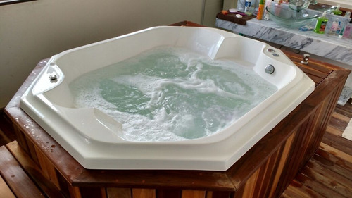 Spa C/ Hidromassagem Júnior 2,10x1,80 Para Até 6 Pessoas 220v