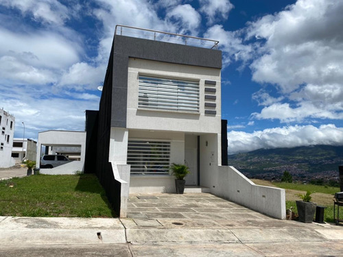 Imagen 1 de 20 de En Venta Casa Moderna En Los Cedros De La Castellana