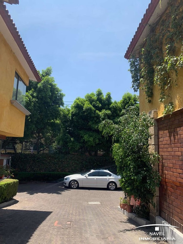 Casa En Venta Desarrollada En Dos Niveles Con Un Mezzanine, En La Calle De Av. México En La Colonia Heroes De Padierna