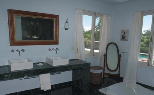 Casa De 8 Dormitorios - Playa Mansa - Punta Del Este