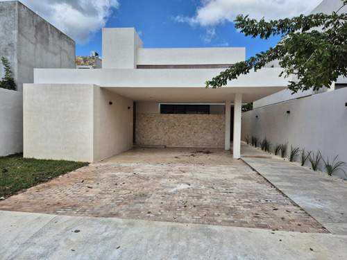 Residencia En Venta, Completamente Lista En Privada Con Casa Club De Lujo!