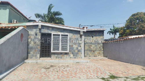 Casa En Venta Cabudare Urb. La Hacienda 24-23310 App