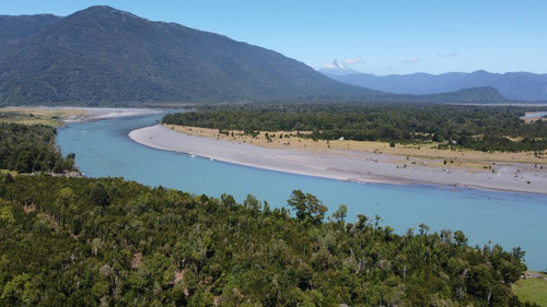 Maravillosa Parcela A Orilla Del Río Yelcho, Patagonia.
