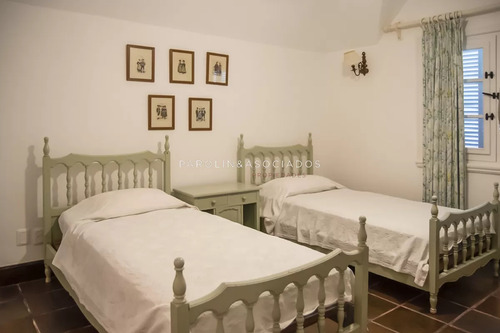 Venta Casa De 5 Dormitorios En Barrio Golf De Punta Del Este