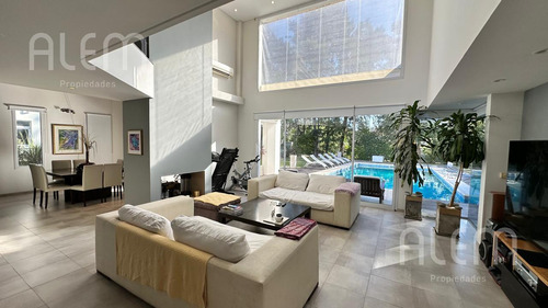 Casa En Venta En Malibu Canning