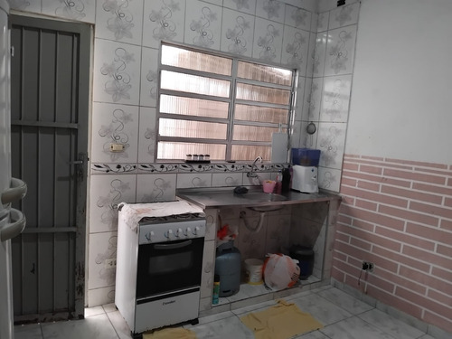 Casa Com 6 Quartos, Galpão E Banheiro.