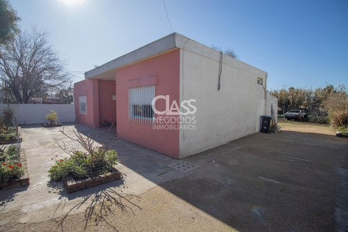 Venta Casa En Las Piedras, 2 Dormitorios, Gran Terreno.