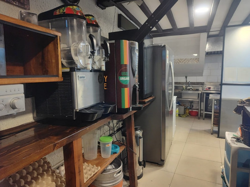 Vendo Local De 105 M2, Equipado Con Patentes De Restobar.