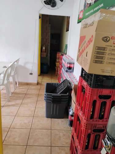 Mercado Com Espaço De Restaurante