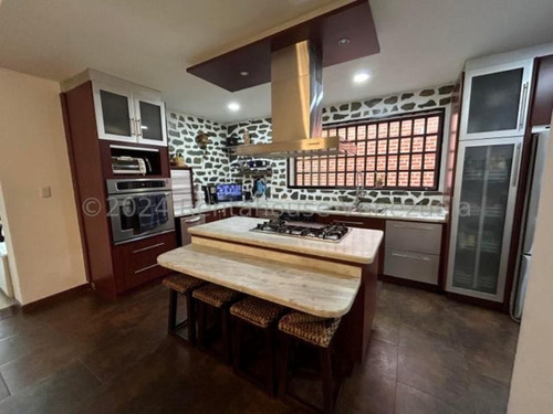 Casa En Venta En Altamira 25-861 Ab