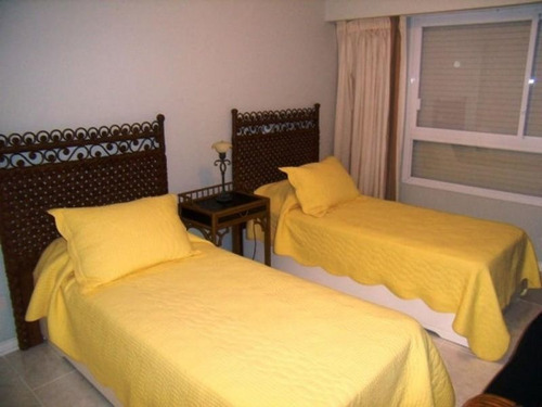 Apartamento En Alquiler Por Temporada De 3 Dormitorios En Playa Mansa