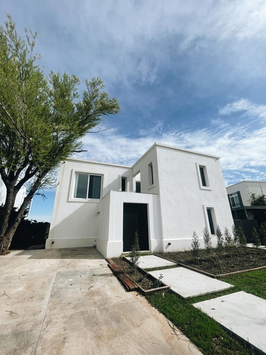 Venta Casa 6 Ambientes Con Jardin, Pileta Y Vista A La Laguna En Barrio Barbarita, Bancalari