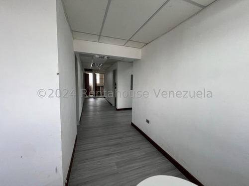 Consultorio Médico Con 5 Cubiculos En Venta En El Marques. Yr 25-1231