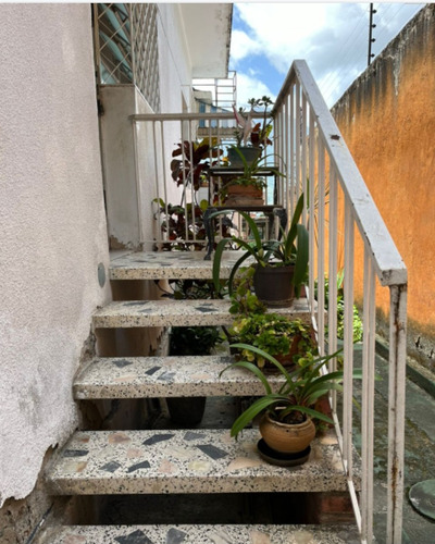 Bello Monte Vendo Casa Pareada En Estado Original340 M2