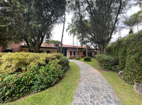 Casa En Calle Cerrada Con Piscina En La Parte Alta De Altamira