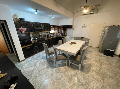 En Venta | Importante Propiedad De 2 Pisos Con Pileta En Moreno Sur | A Pocas Cuadras De La Estacion Y Del Centro Comercial