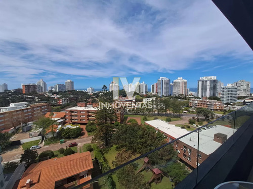 Alquiler Apartamento De 3 Dormitorios En Playa Mansa, Punta Del Este.